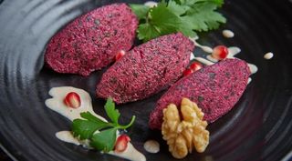 ჭარხლის ფოთლები ნიგვზით