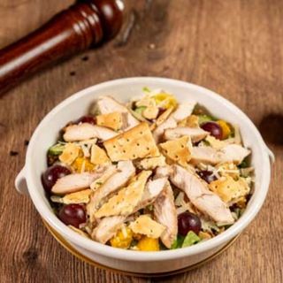 Salată cu pui rumenit, struguri și parmezan