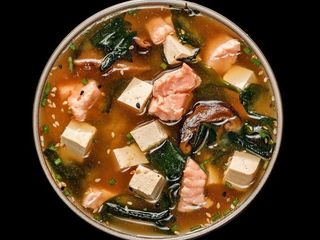 Zupa miso z łososiem