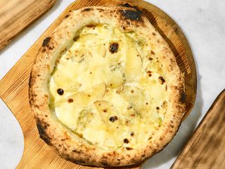 Піца з грушею та сиром Горгонзола (400г)