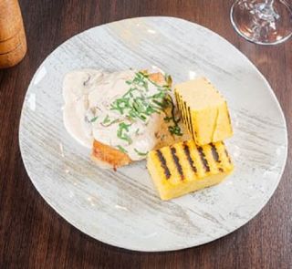 Piept de pui cu sos de smantana cu ciuperci, mamaliguta