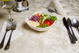 Salată de roșii, castraveți, ardei, ceapă și brânză