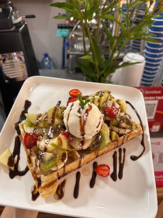 Вафли с мороженым и фруктами
