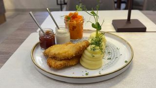 Panierowane  polędwiczki z kurczaka w chrupiącej panierce / 2 szt z frytkami