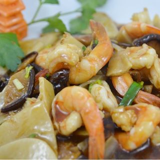 C22. Gambas com bambu e cogumelos chineses