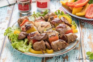 Bocconcini fegato di manzo, due spiedi e insalata