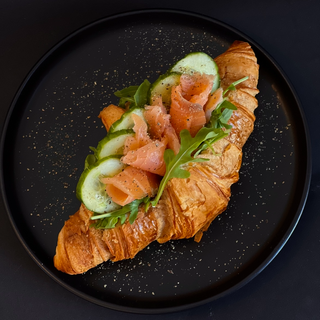 Croissant z wędzonym łososiem