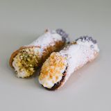Cannollo Grande Con Ricota Via Dolce