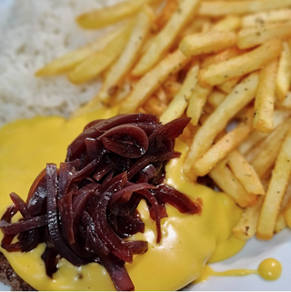 Hambúrguer no Prato com Queijo e Cebola