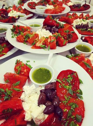 Розов домат с печен пипер и сирене (350г)