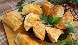 Smazone pierogi ze szpinakiem i fetą 9 szt