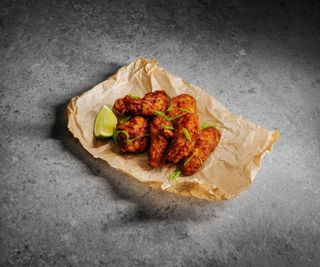 ქათმის ფრთები ბაფალო სოუსით