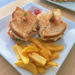 Bocadillo De Pollo Con Pan Payes