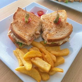 Bocadillo De Pollo Con Pan Payes