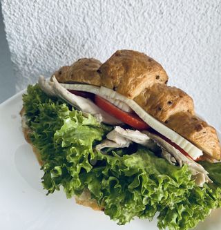 Круасан з моцарелою та куркою (260г)