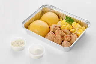 Mămăligă cu scrob, brânză, smântână și tocană de pui