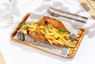 Sniţel pui cu cartofi prăjiţi