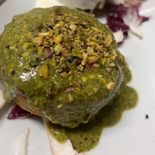 Frittatina di pasta con fonduta di pistacchio