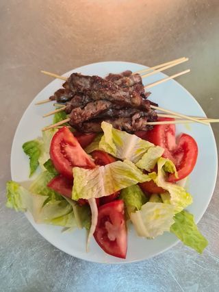 Arrosticini di pecora (8pezzi )con insalata