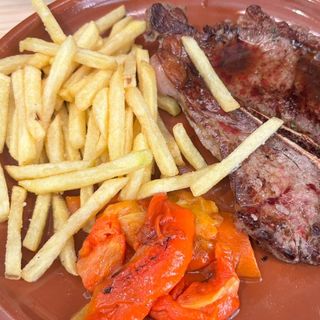 Chuleta De Ternera Con Patatas Y Pimientos