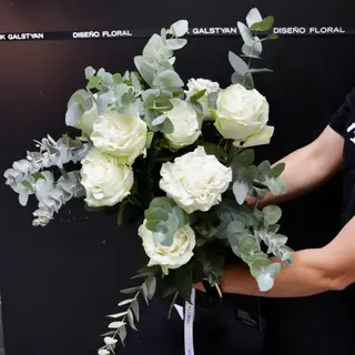 Ramo de 9 Rosas Blanco y Eucalipto