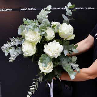 Ramo de 9 Rosas Blanco y Eucalipto