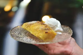 Piña asada con Helado De Coco