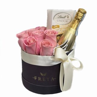 Cutie mica cu 7 trandafiri Hermosa spumant si ciocolata