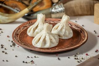 Хінкалі із сулугуні та помідором