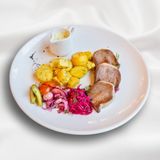 Beef tongue with potatoes and pickles
