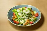 Salată Caesar cu piept de pui 