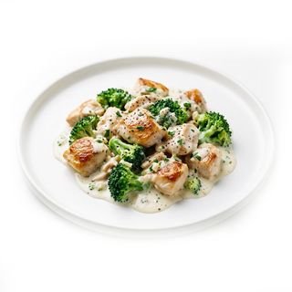 Пиле с броколи и сметана 300г