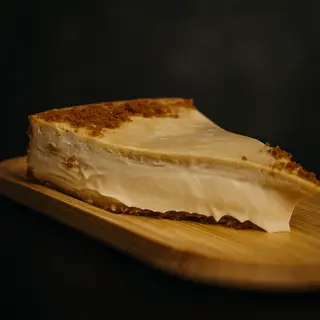 Porción Tarta de queso con galleta Lotus y café 