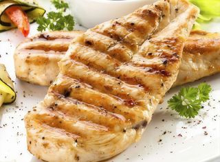 Filetto di pollo alla griglia con patate al forno