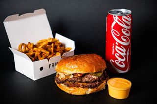 BBQ Burger + Cartofi prajiti + Sos +Bautura