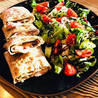 Cu avocado, roșii, telemea