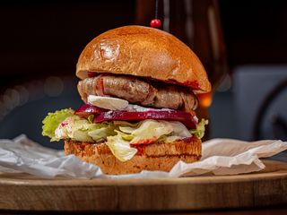 Бургер із телячою котлетою, беконом, буряком і бринзою з вишневим соусом (350g)