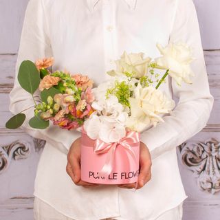 Cutie roz cu hortensie, anthirinum si trandafiri albi