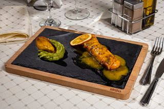 Somon cu sos de portocale si piure de mazare