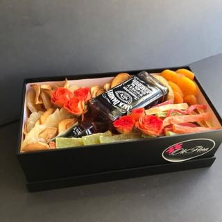 Cutie cu Jack Daniels și fructe uscate