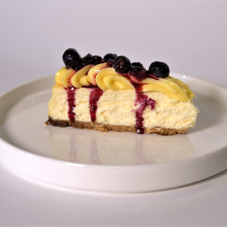 ჩიზქეიქი ლიმონის კრემით და კენკრით 1 ნაჭერი