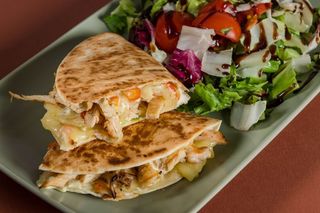 Quesadilla cu pui & salată