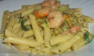 Garganelli con fiori di zucca, gamberi, zafferano e panna