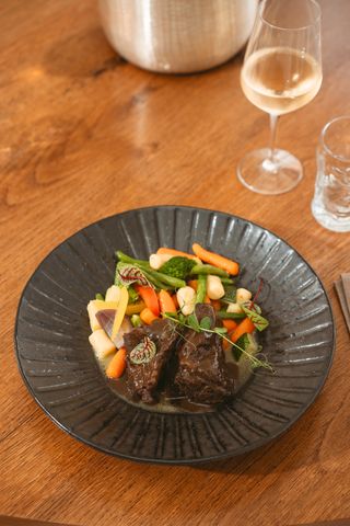 Obraz de vită cu legume și găluște de cartofi