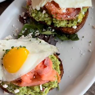 Somon&avocado fried eggs