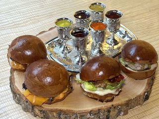 Сет міні-бургерів і наливок