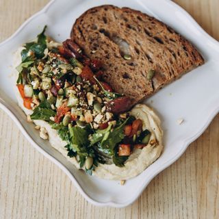 Хумус з пряною овочевою сальсою