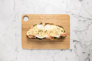 Tiborna de Salmão Fumado e Ovo Escalfado