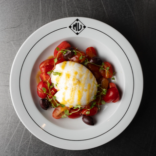 18 Burrata cremosa amb tomàquet datterino i vinagreta d'escabetx