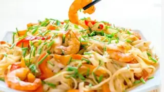 139. Spaghetti di soia con gamberi e verdure